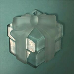 🌹Vintage Tiffany & Co. Bow Box crystal ornament